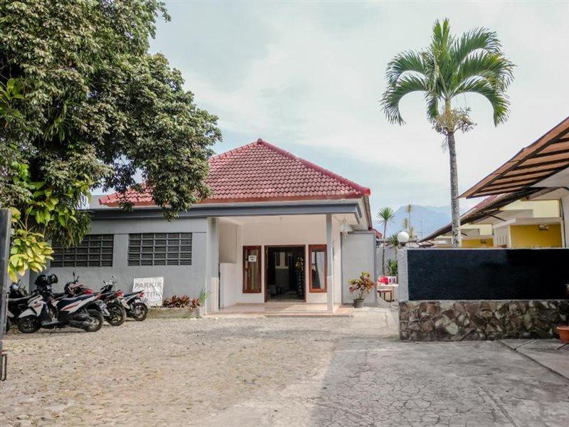 Oyo 1028 Garuda Residence Batu  Esterno foto